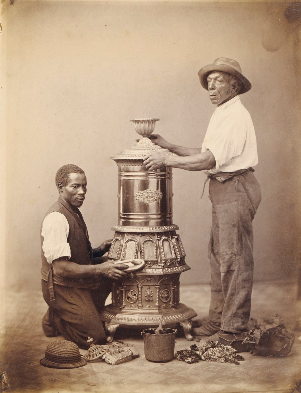 [Dois operários a polir um fogão]. de Unidentified