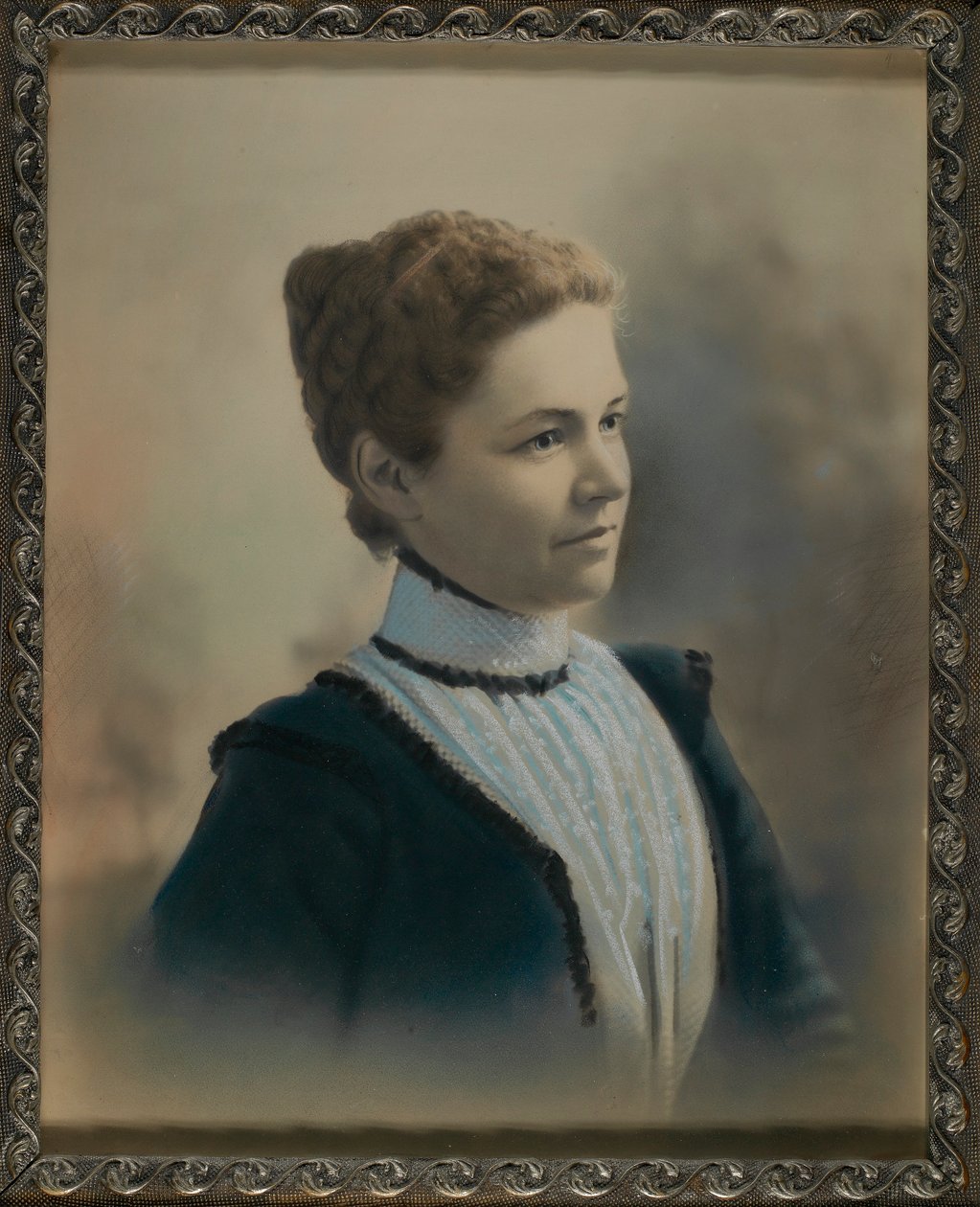 Mulher jovem com camisa de renda branca de Unidentified