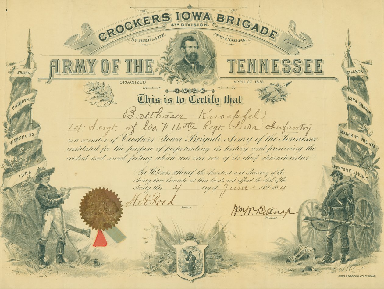 Certificado com uma imagem de um agricultor à esquerda ao lado de uma bandeira com os nomes de batalhas sobre ele e uma imagem de um soldado ao lado de um canhão e uma bandeira com os nomes das batalhas nele. Leituras de certificados de Unknown