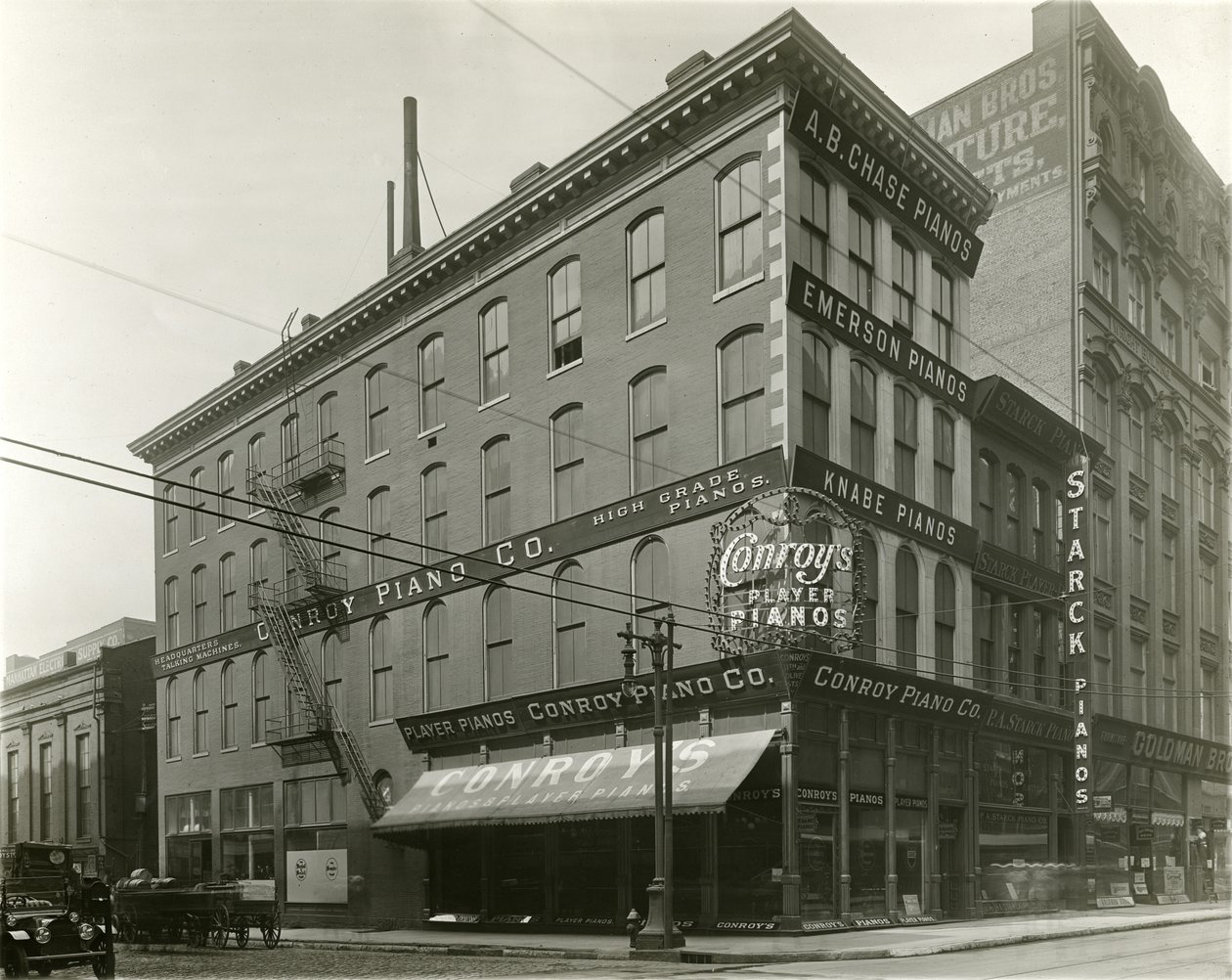 Conroy Piano Company, canto sudeste da Eleventh Street e Olive Streets de Unknown