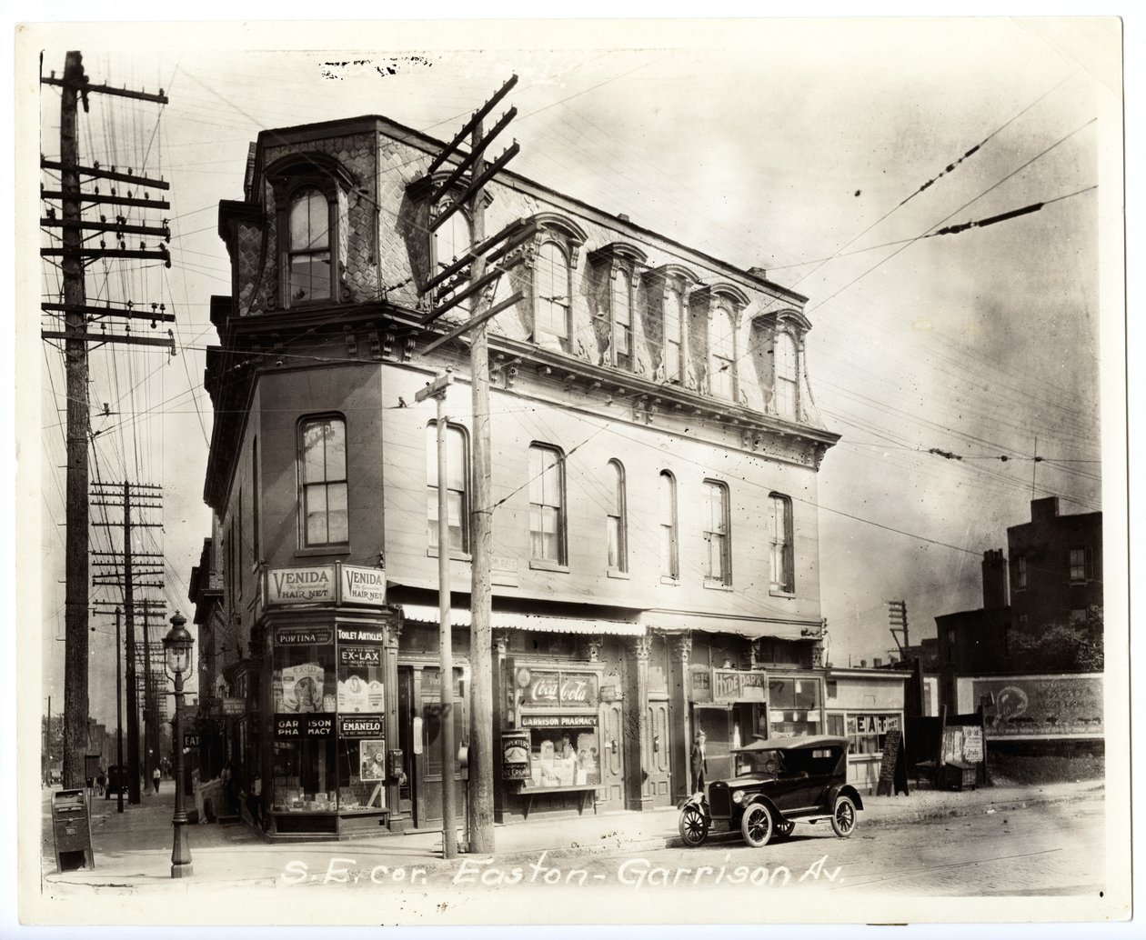 Garrison Pharmacy no canto sudeste de Easton e Garrison de Unknown
