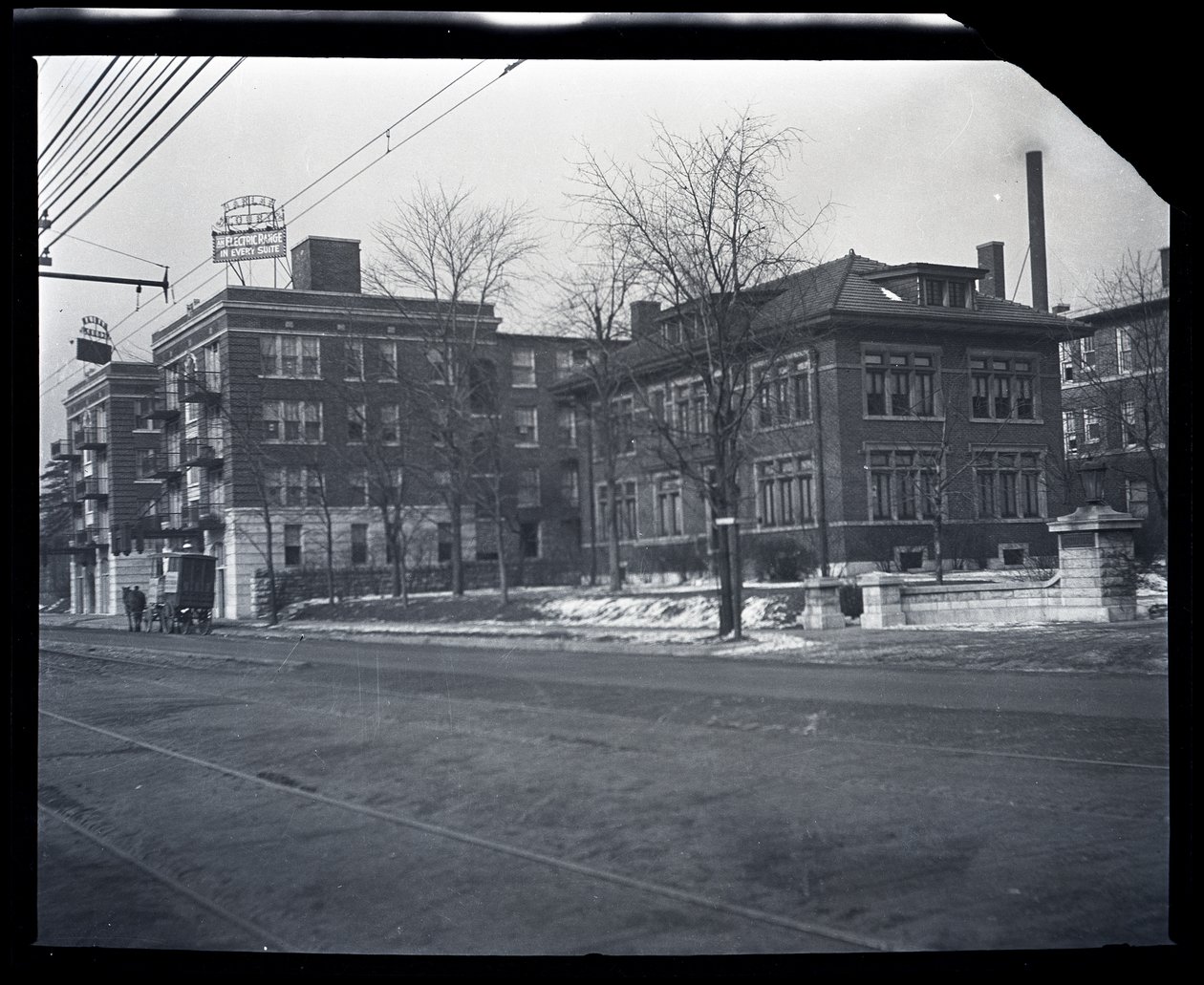 Harlan Court Apartments e uma casa vizinha na 5457 Delmar Boulevard de Unknown