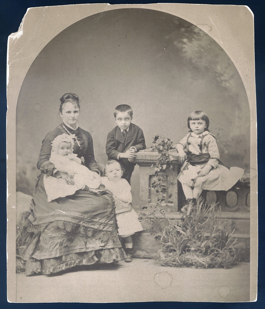 Kate Chopin com os filhos Frederick, George, Jean e Oscar. de Unknown