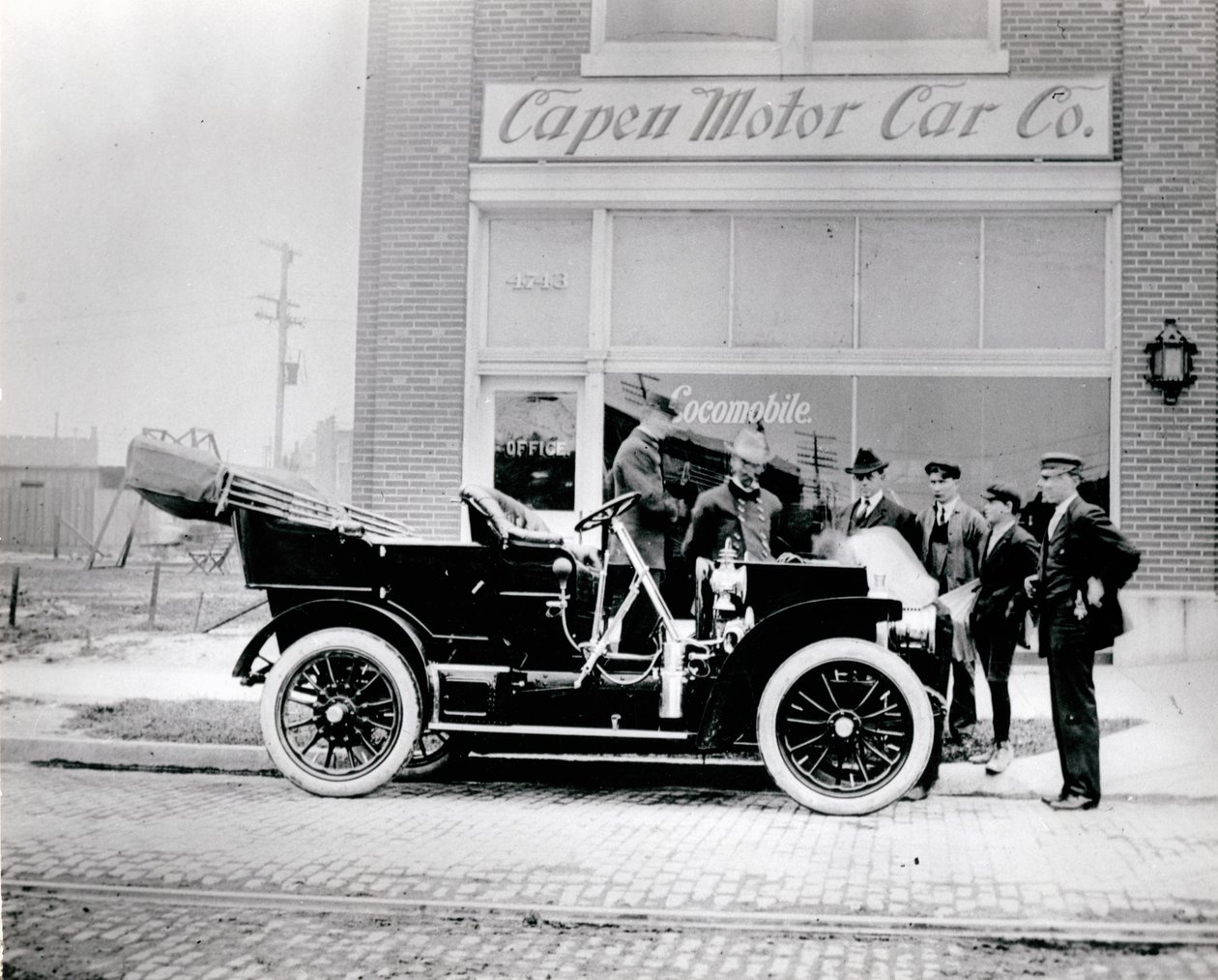 Locomobile, 1907. (em frente à Capen Motor Car Company. 4739-4743 McPherson Avenue) de Unknown