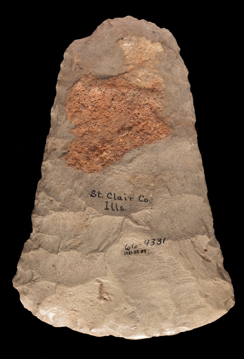 Lâmina de enxada queimada de Mississippian feita de Mill Creek chert. Este artefato foi coletado no condado de St. Clair, Illinois de Unknown