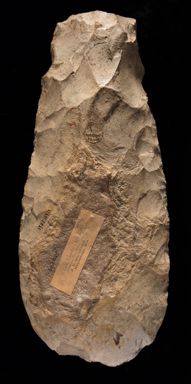 Lâmina de enxada oval de Mississippian feita de Mill Creek chert. Este artefato foi coletado no condado de Marion, Missouri de Unknown