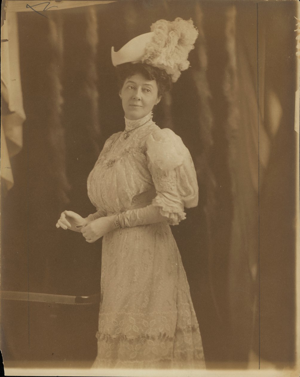 Sra. Lon Stephens, nee Margaret Nelson. Vestindo vestido de gola alta e chapéu de plumas de Unknown