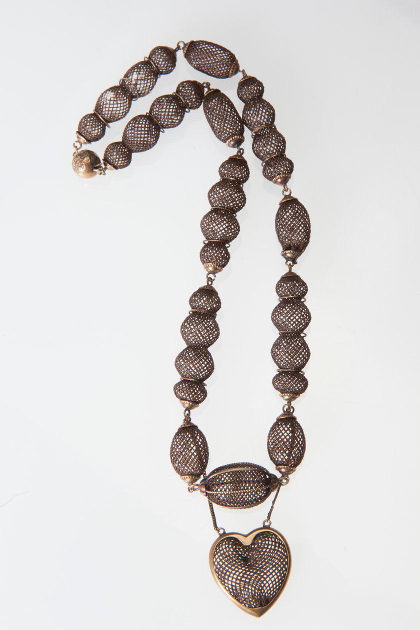 Colar feito de cabelo humano com um pingente em forma de coração e contas e anéis de ouro de Unknown