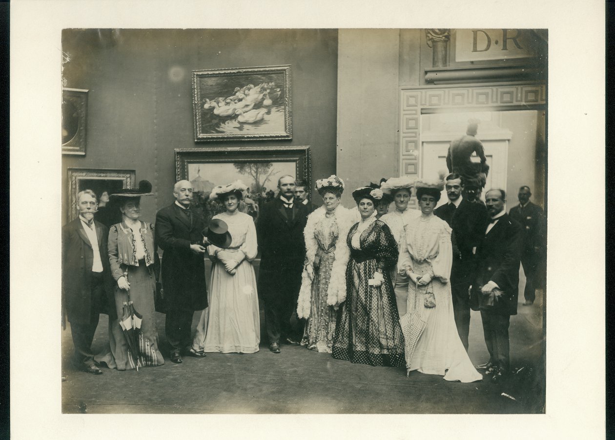 Grupo de recepção do Palácio da Arte, incluindo a Sra. Manning, Presidente do Conselho da Lady Managers (sexta da esquerda) e Florence Hayward (segunda da esquerda) de Unknown