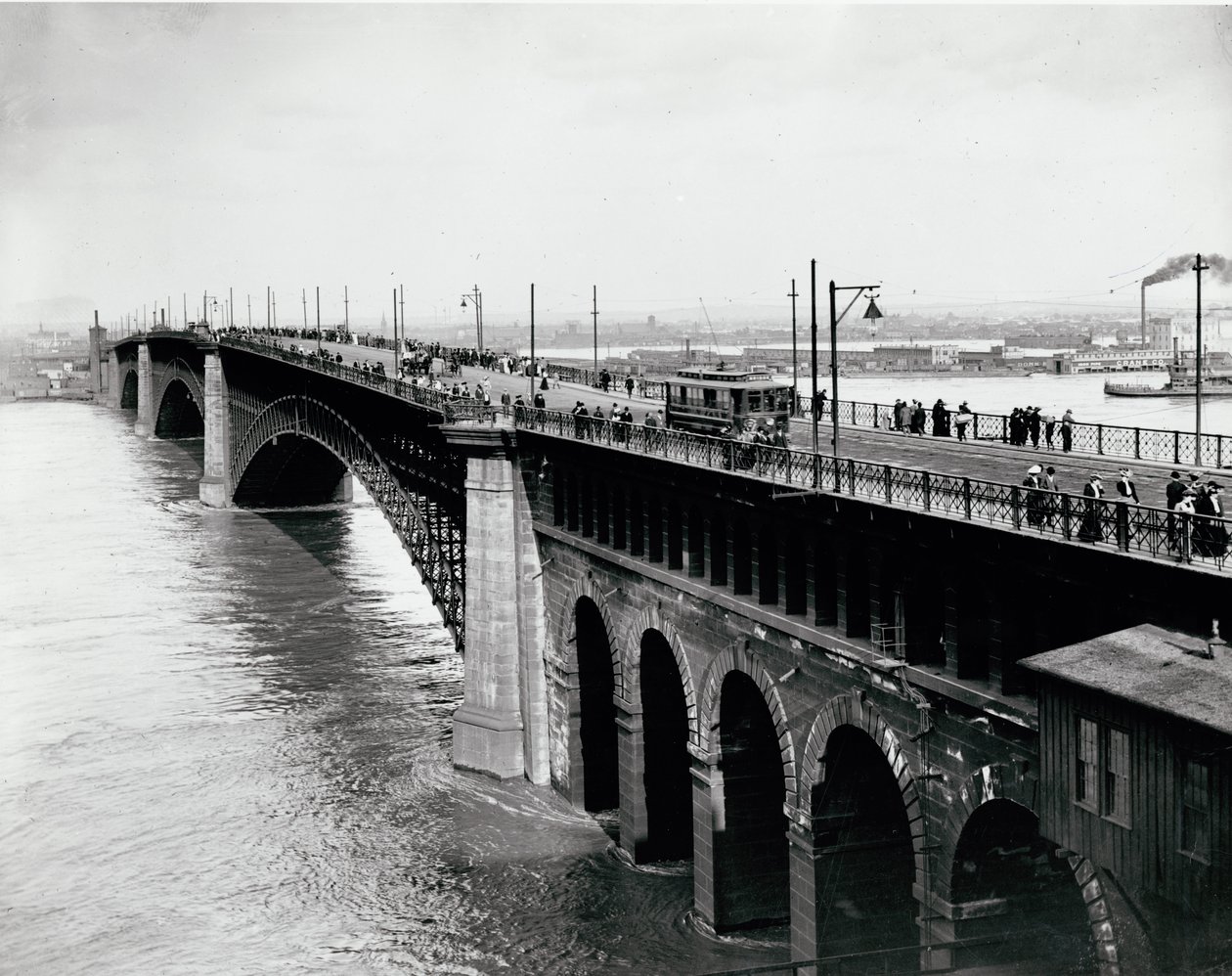 Tráfego de pedestres e trolley na Eads Bridge durante a enchente de 1903 de Unknown