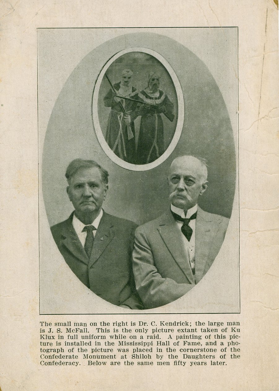 Fotografia de dois homens em ternos civis sob uma imagem de dois Ku Klux Klansmen de Unknown