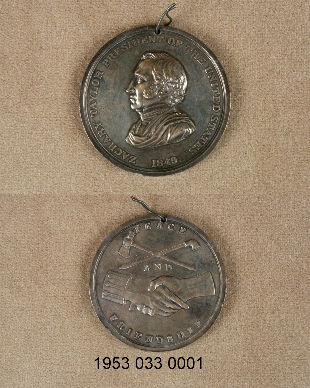 Prata medalha de paz - anverso tem busto de Zachary Taylor - reverso cruzou tubo e machadinha acima de mãos entrelaçadas, um com manguito uniforme de Unknown