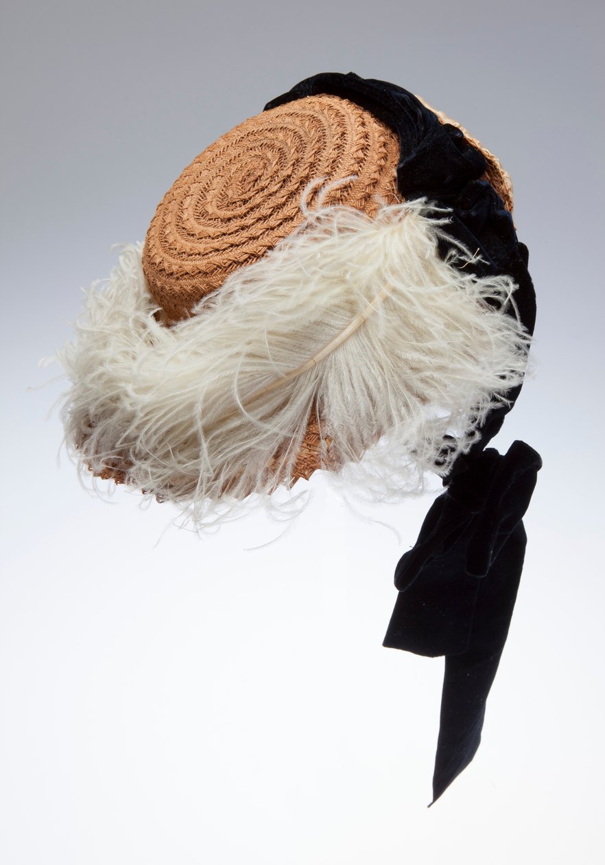 Boné de palha com fita de veludo preto e pluma de avestruz branca na aba. Feito na Áustria e usado por Sophie Tuholske de Unknown