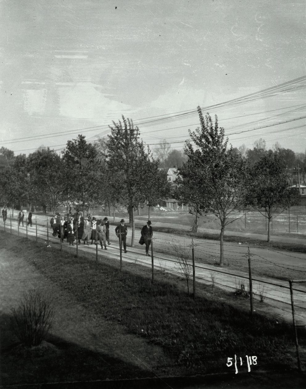 Greve da Wagner Electric Company; grupo de homens e mulheres caminhando na calçada de Unknown