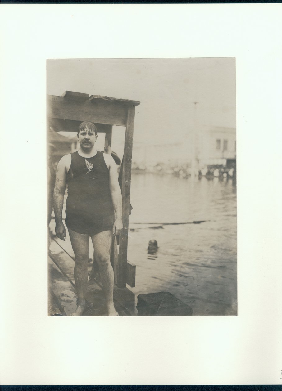 Homem molhado, em, um, swimsuit, ficar, ligado, um, madeira, doca, ao lado, um, lago pequeno, com, um, homem, natação de Unknown