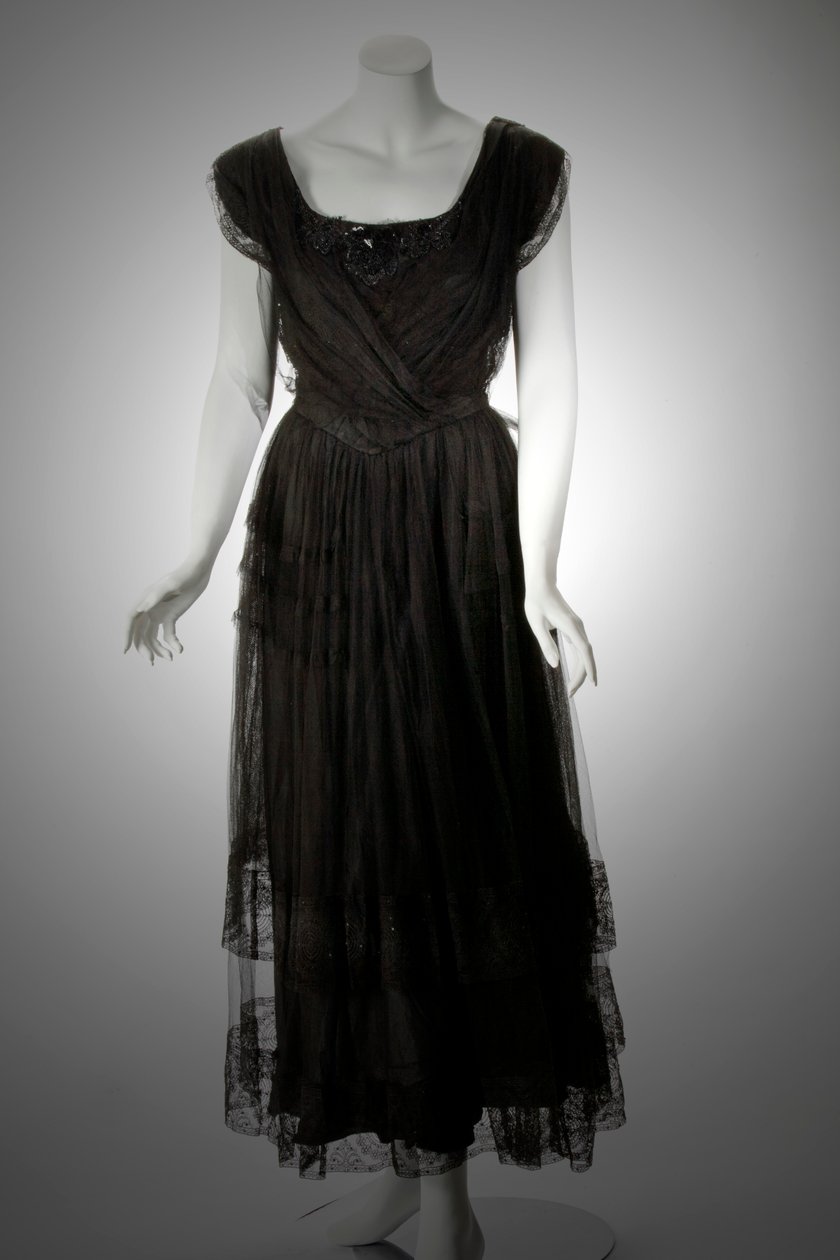 Vestido de tafetá de seda preta de mulher com uma sobreposição de tule preto, detalhes de renda e bordados de contas a jato extensas de Unknown
