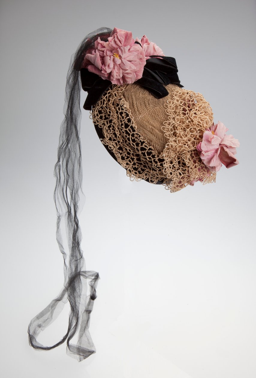 Boné de mulher com coroa de palha e veludo preto usado por Emilie e Ida Uhri de Unknown