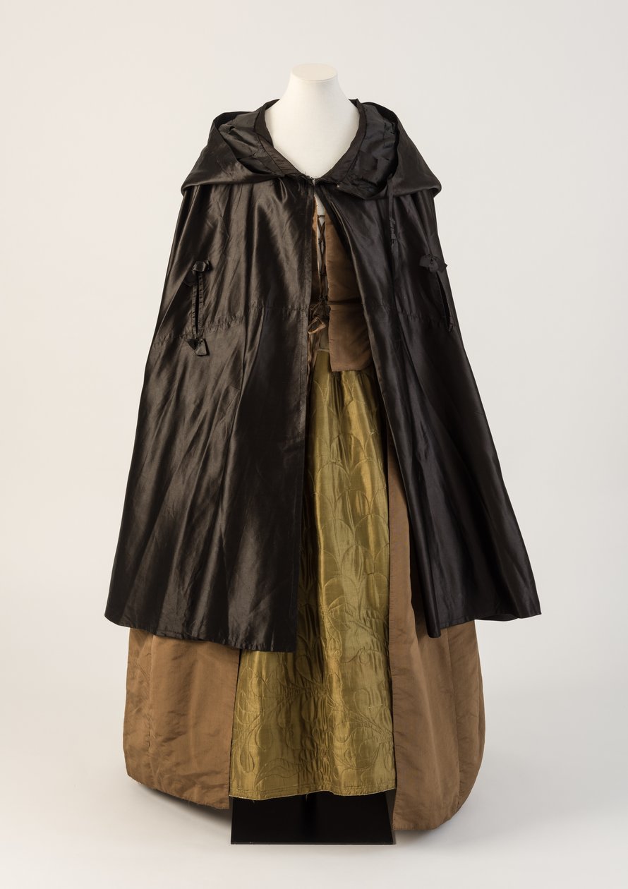 Capa de cetim de seda preta, usada com anágua de seda verde-oliva, 1760s (seda) de Unbekannt Unbekannt