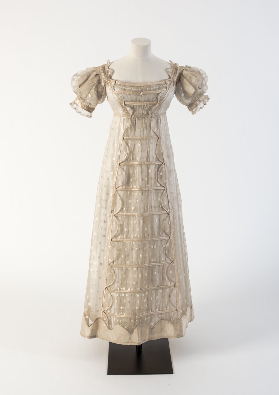 Touca de seda creme Madras lace frock com detalhes em cetim de seda, 1817 (seda e renda) de Unbekannt Unbekannt