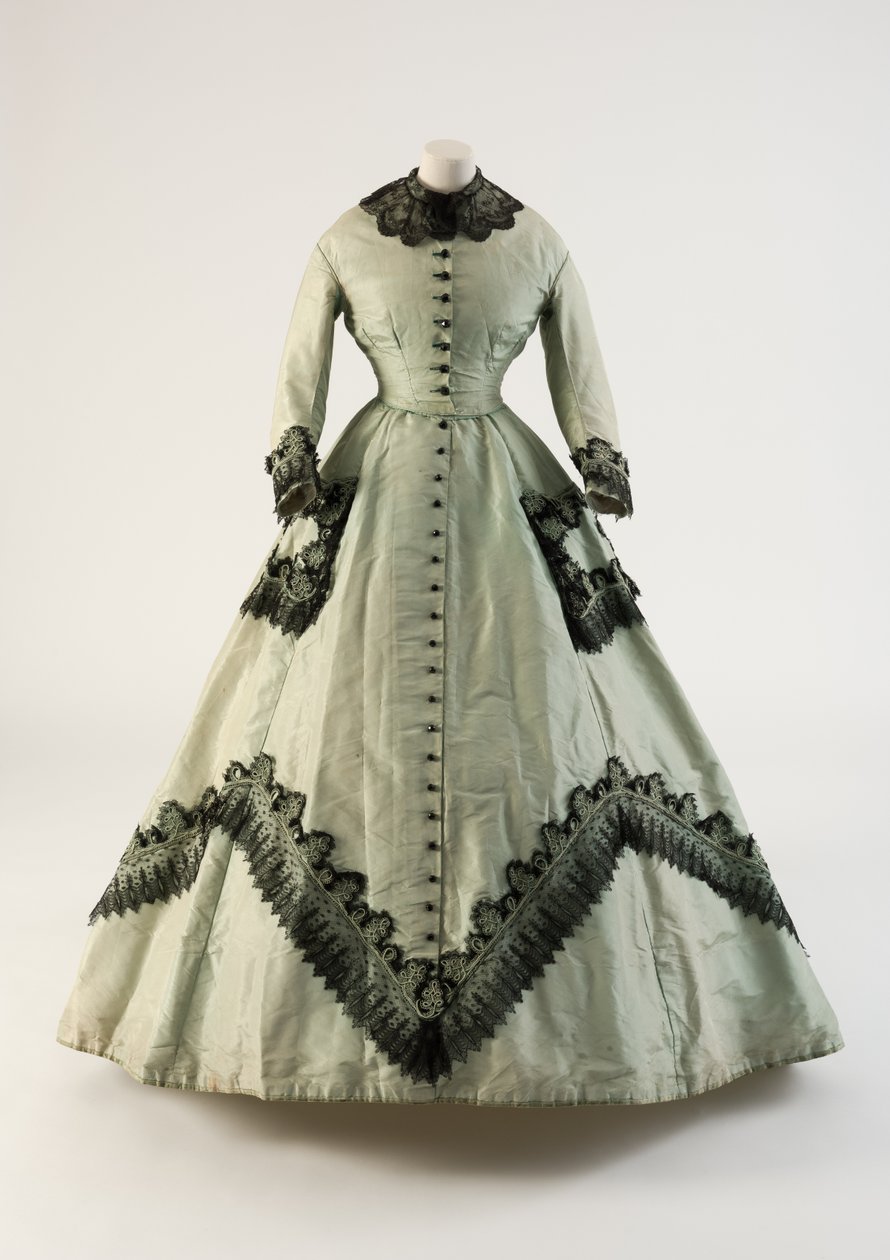 Vestido de seda verde claro com renda feita à máquina aplicada, década de 1860 (seda e renda) de Unbekannt Unbekannt