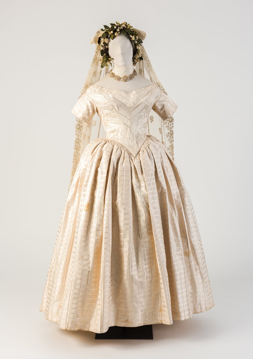 Vestido de casamento de seda branco, com véu de renda líquida, de 1840 (seda e renda) de Unbekannt Unbekannt