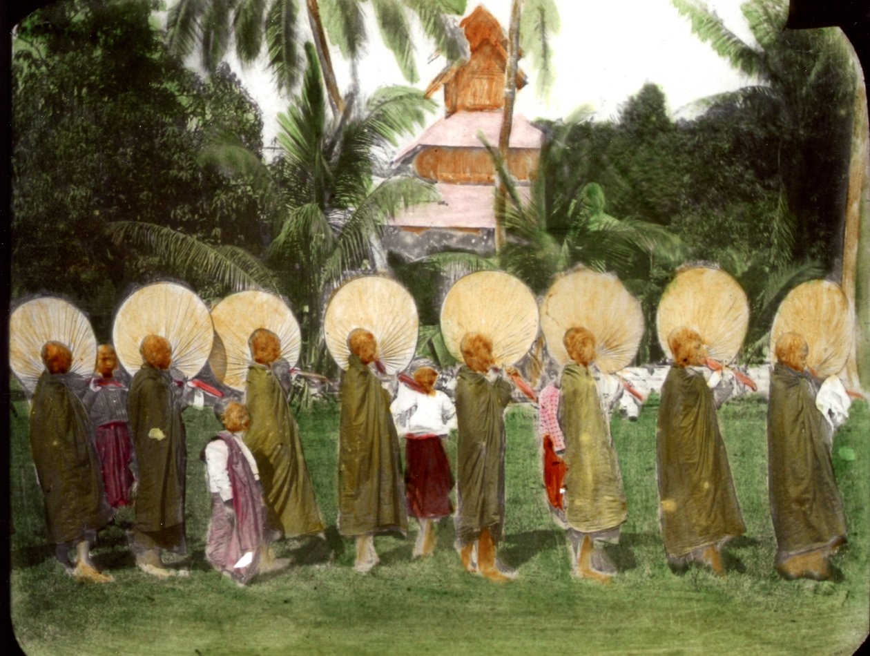 Procissão de monges com fãs, c.1880s de Unknown