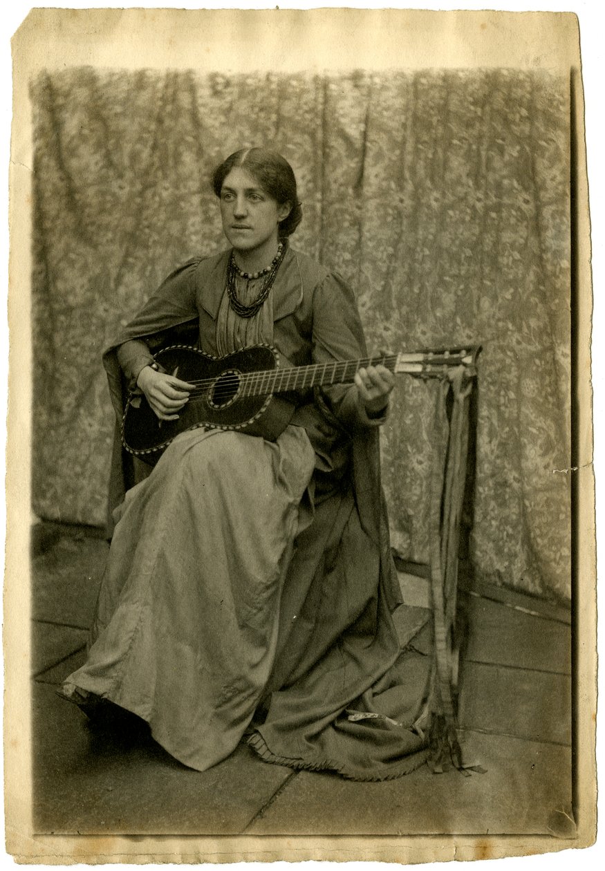 May Morris com uma guitarra, c.1886 (foto sépia) de Unknown