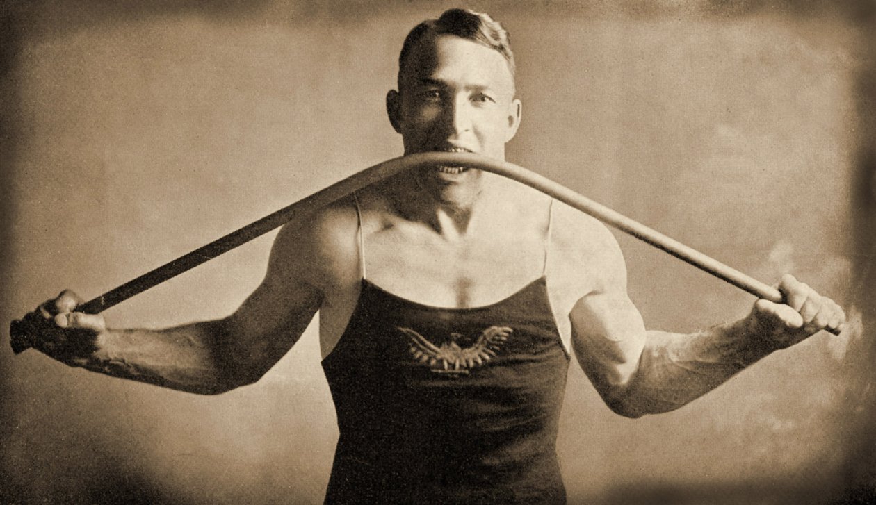 Homem forte californiano Sr. PA Linebarger dobra uma barra de ferro com os dentes, San Francisco c.1922 de Unknown