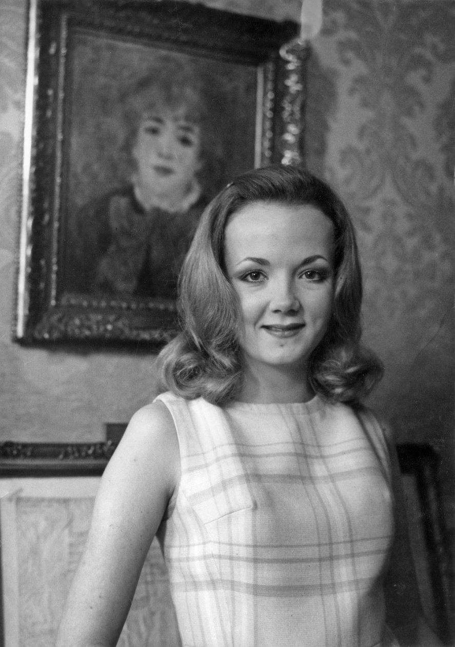 Catherine Hiegel Em Frente Da Tela Por Renoir Em Casa Francês De La Comedie Française Depois De Assinar Seu Contrato Para O Papel De Empregada Em 30 De Janeiro De 1969 de Unknown