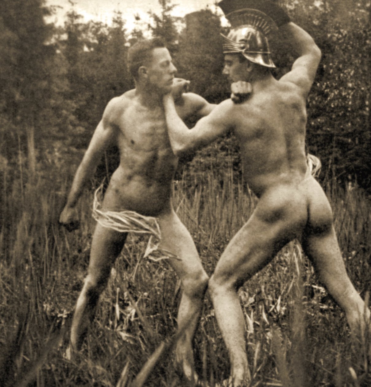 Fightingbattle pose com um capacete romano, c.1910 (foto sépia) de Unknown