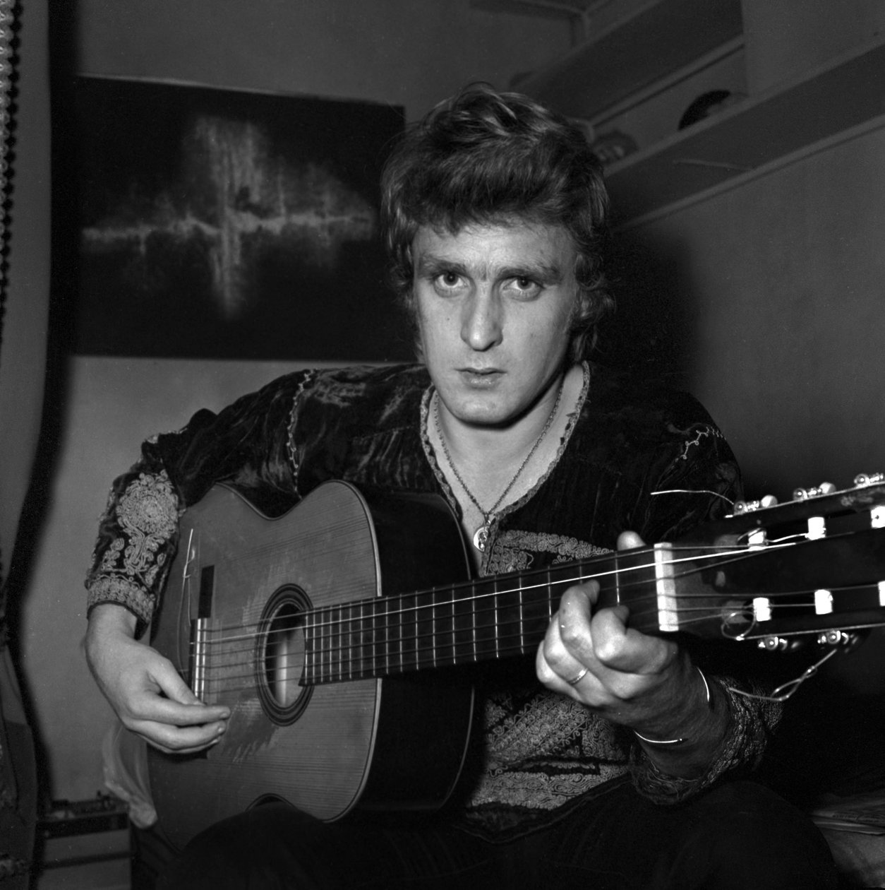 Cantor francês Christophe (Daniel Bevilacqua) pintando uma tela em casa, 18 de novembro de 1969 de Unknown