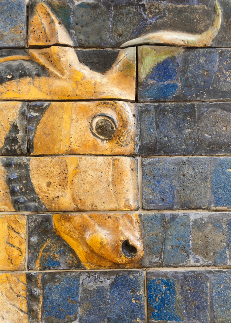 Istambul, Turquia. Museu Arqueológico. Touro de tijolo vidrado em relevo do Portão de Ishtar, Babilônia, datando do período de Nabucodonosor II por volta de 604-562 aC. de Unknown