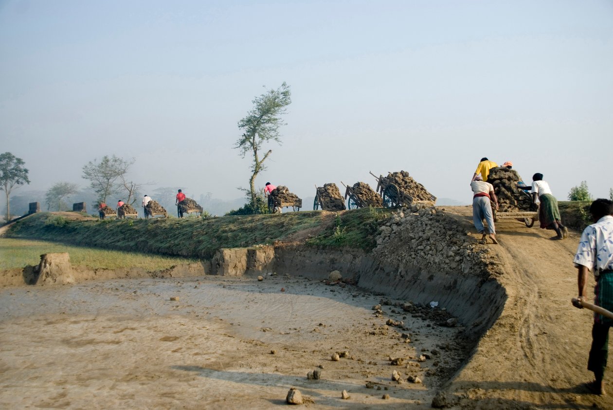 Trabalhadores carregam o solo em carrinhos para o campo de tijolos em Katiadi, Kishorganj, Bangladesh. Existem 6000-7000 campos de tijolos no Bangladesh, geralmente situados fora das cidades e vilas nas terras baixas de Unknown