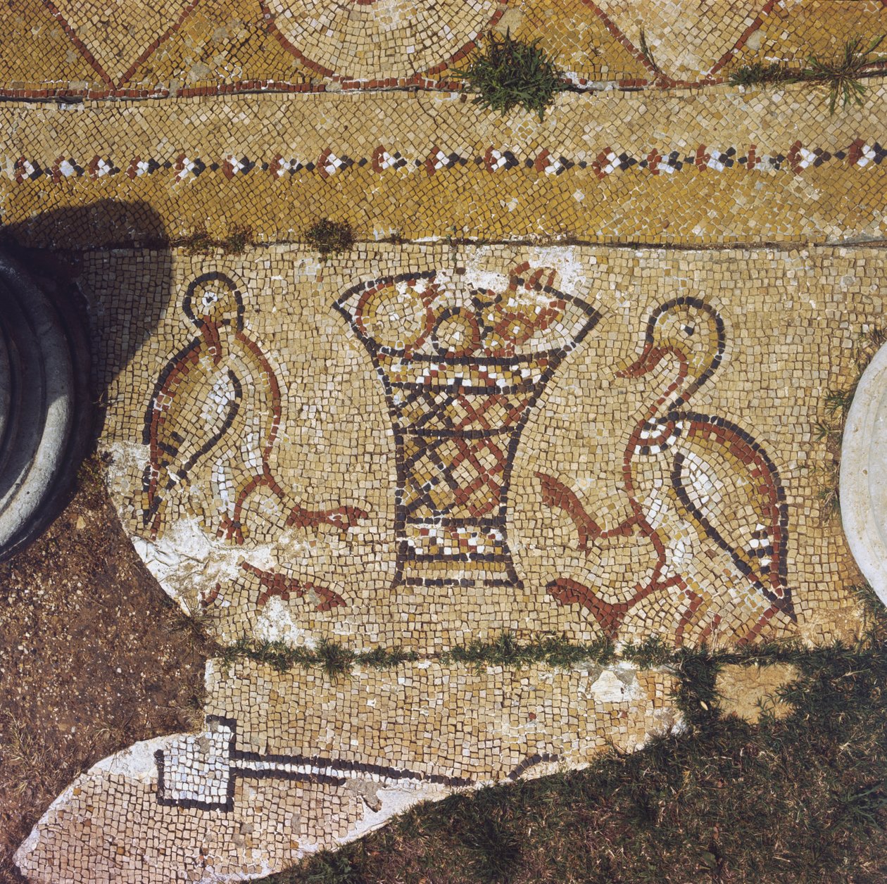 Líbano, parte de um mosaico bizantino entre as ruínas de Beit Meri. de Unknown