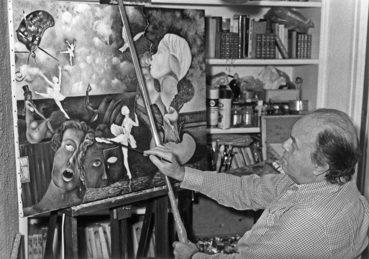 Pierre Velly Alias Pierre De Varga Em Sua Oficina Dando Um Último Toque Para Uma De Suas Lona 11 De Abril De 1986 de Unknown