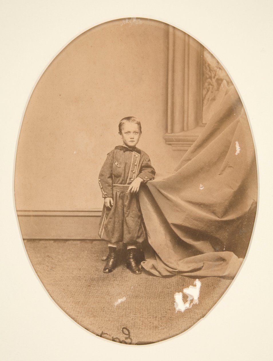 Retrato de um menino em pé de Unknown