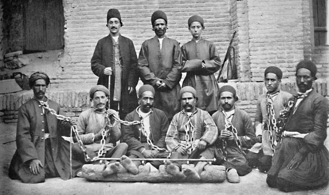Prisioneiros e grilheiros no pátio de uma prisão, Nahavand, Pérsia, 1902 de Unknown