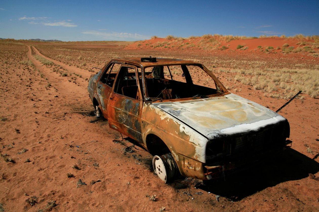 Carro enferrujado encalhado no deserto do Namibe de Unknown
