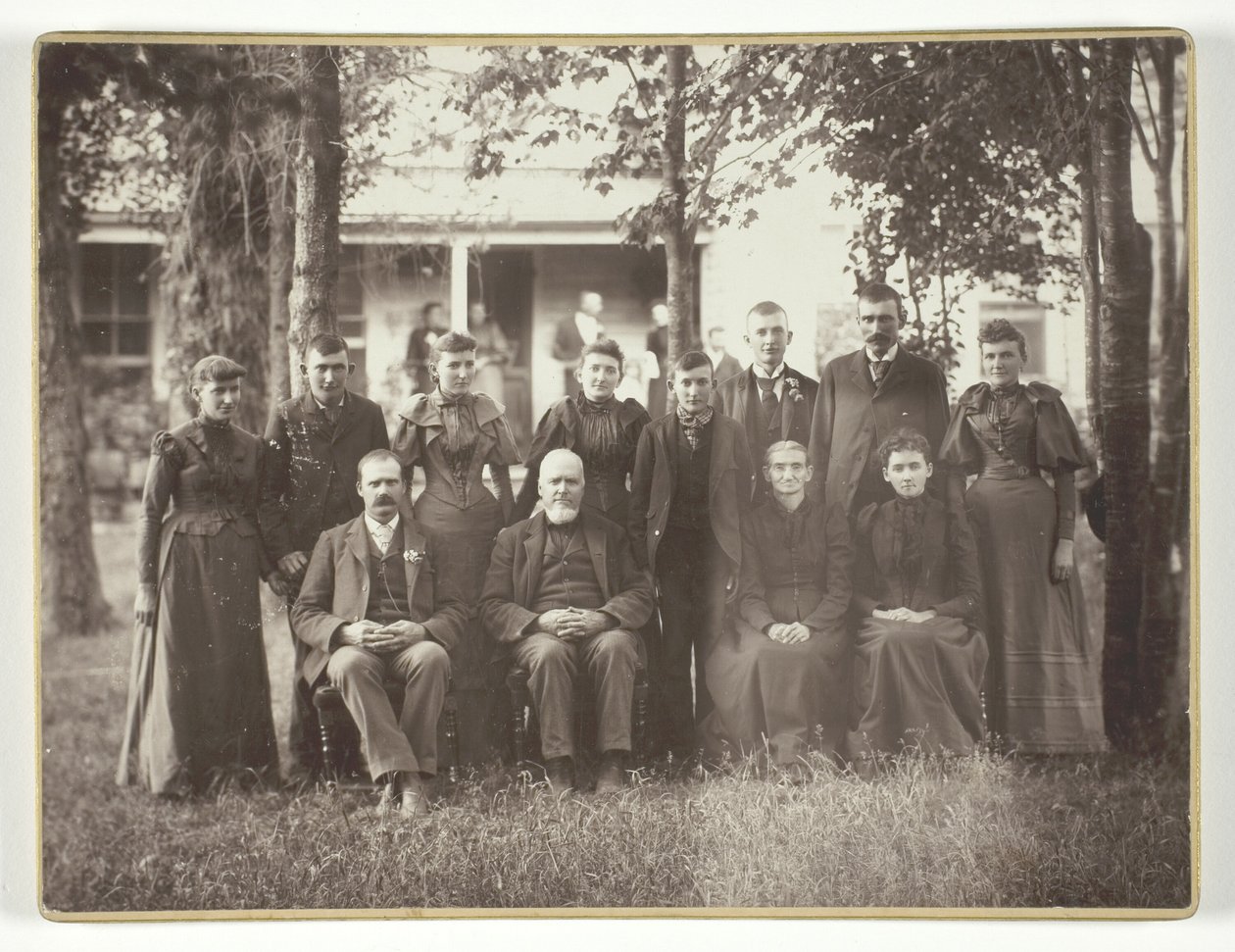 Sem título (Retrato de grupo de doze pessoas) de Unknown