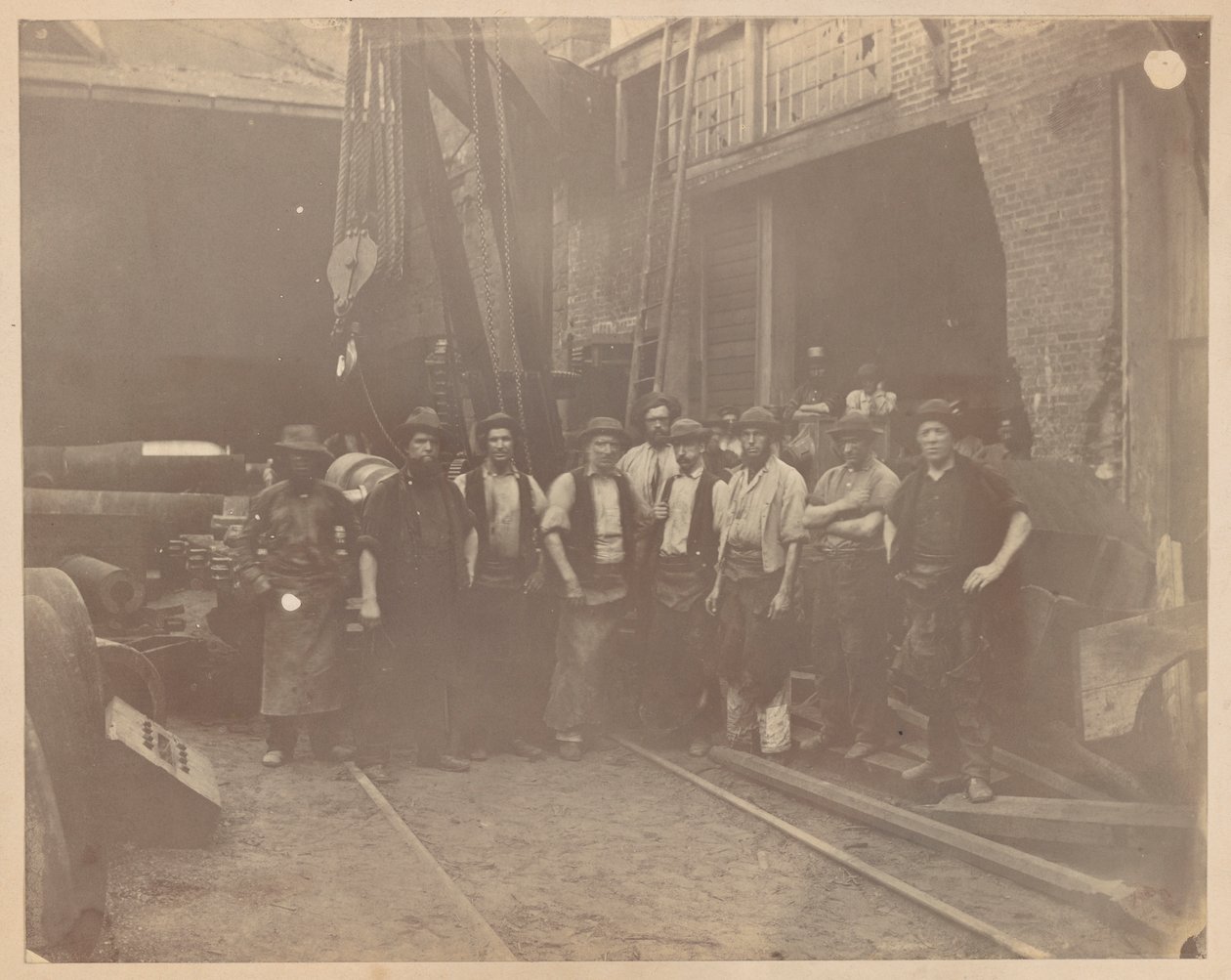 Sem título [Ironworkers at the West Point Foundry, Cold Spring, New York] de Unknown
