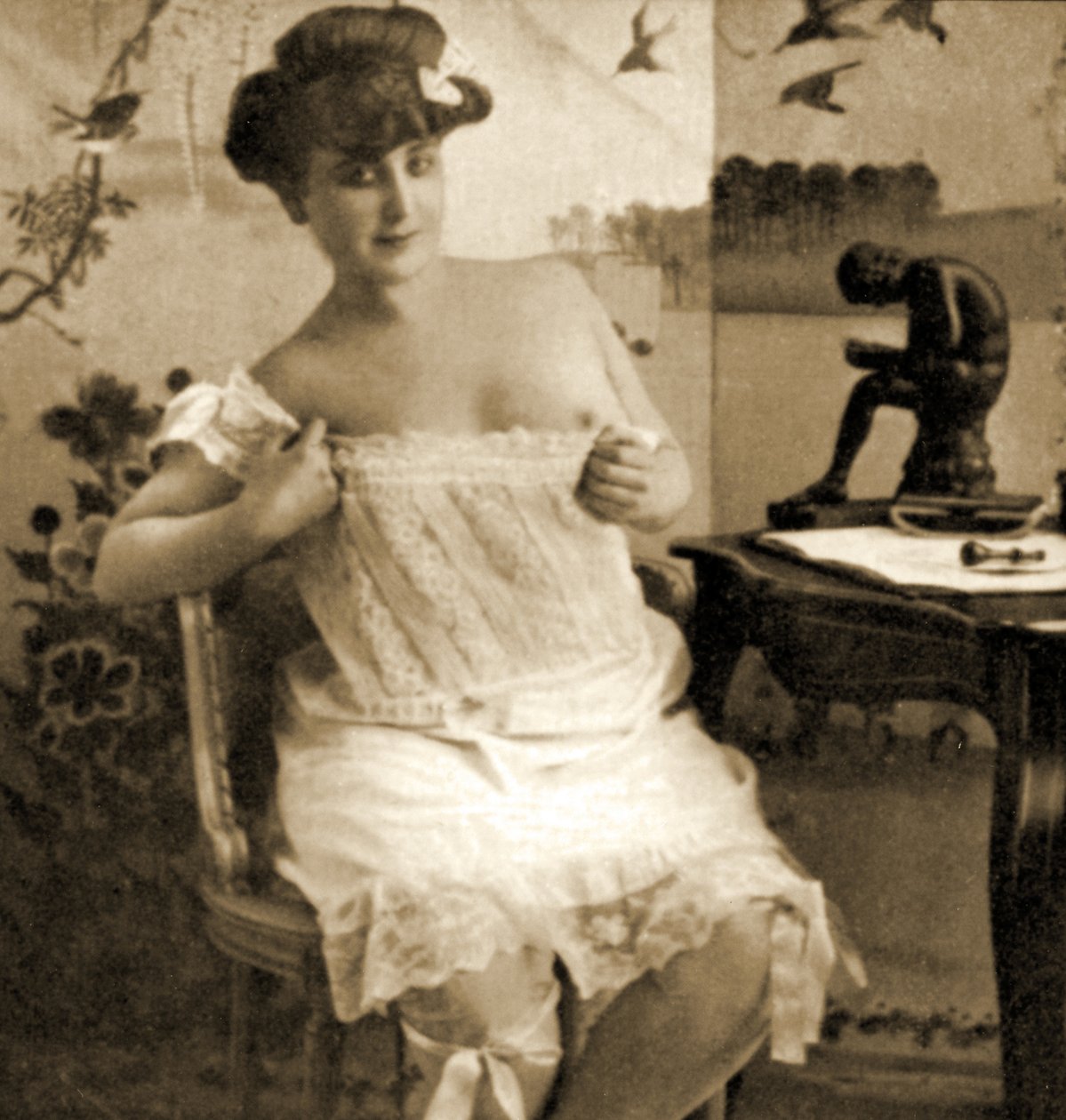Jovem, mulher, exibindo, laçado, chemise, c.1900 de Unknown