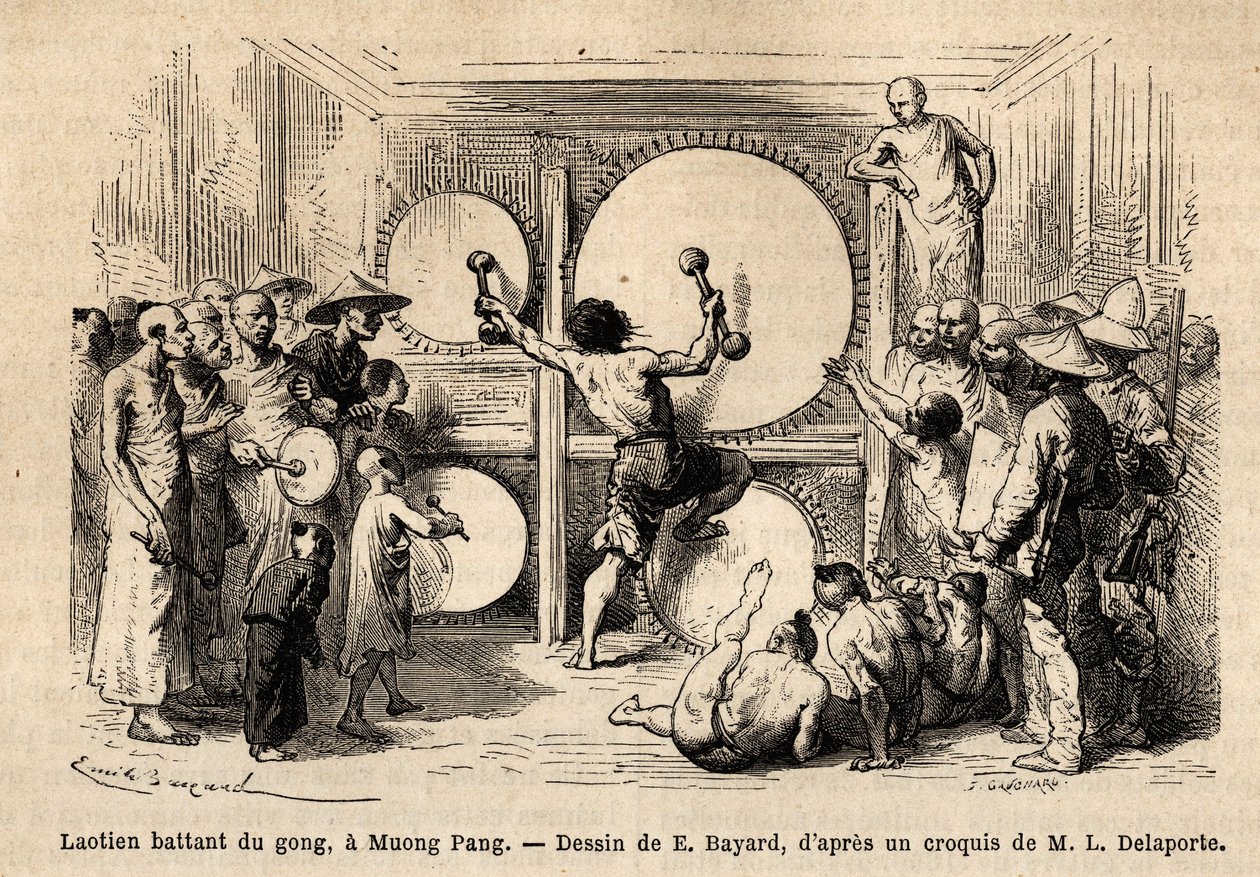 Um gongo laociano batendo em Muong Phang, arma de vários martelos, e golpeando com golpes duplos em vários instrumentos colocados na sua frente; o autor da história é representado na platéia, carregando seu desenho em papelão debaixo do braço. Gravação de Unknown artist