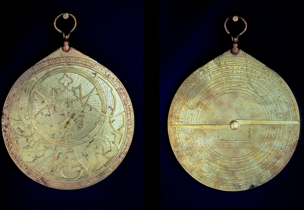 Um astrolábio, um instrumento de medição astronómica utilizado pelos navegadores, do século XV. Colecção privada. de Unknown artist