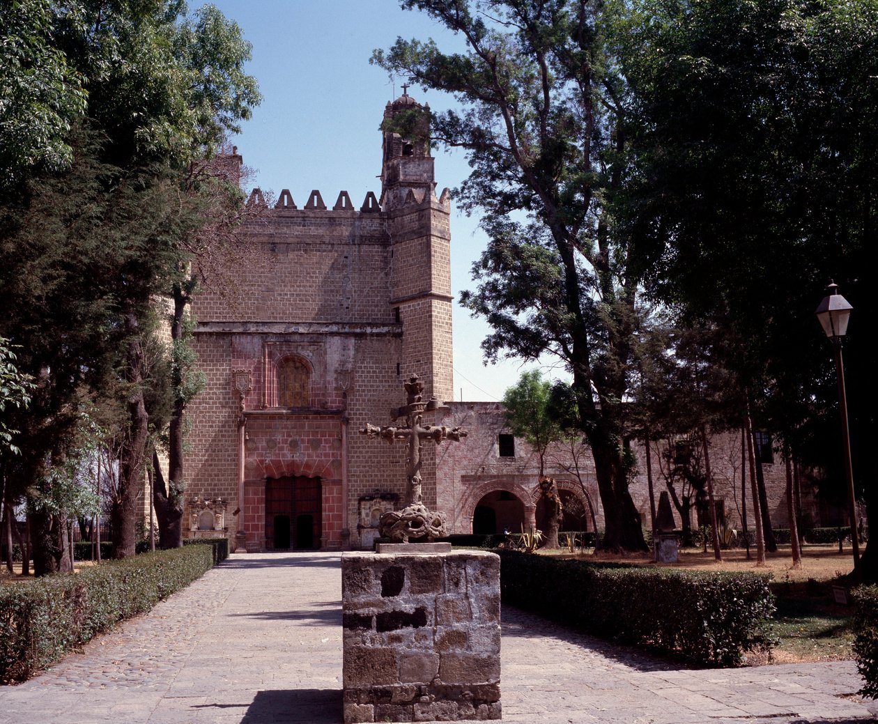 Arte México: vista do Convento Agostiniano (mosteiro de San Augustin Acolman) datado de 1571. A cruz é feita por artistas indígenas Tequitqui. México. Acolman de Unknown artist