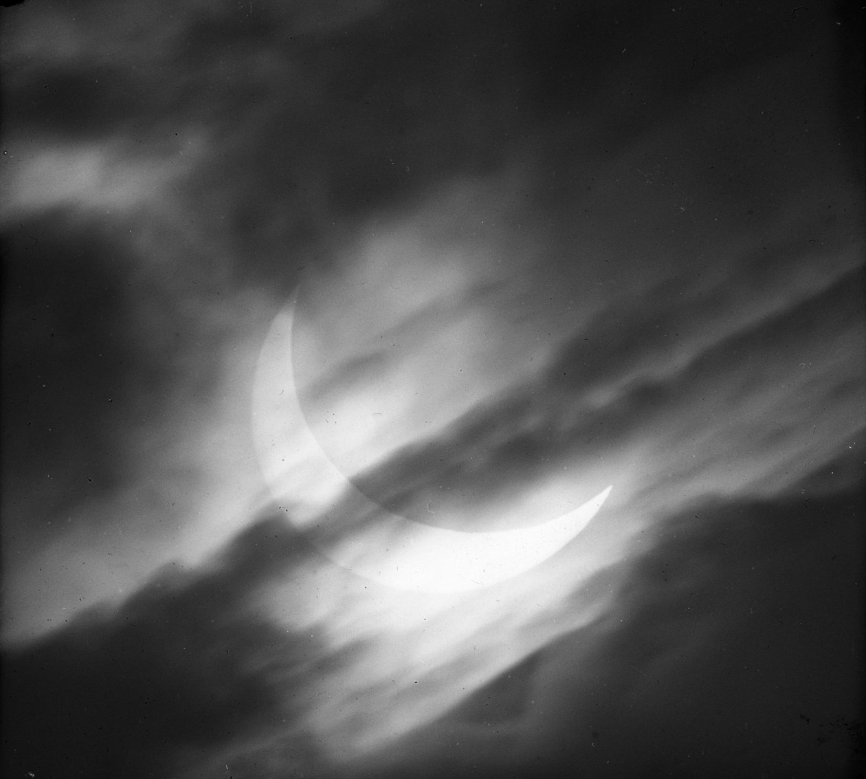 Lâmina de vidro astronómica do eclipse solar através das nuvens (negativo de vidro) de Unknown Artist