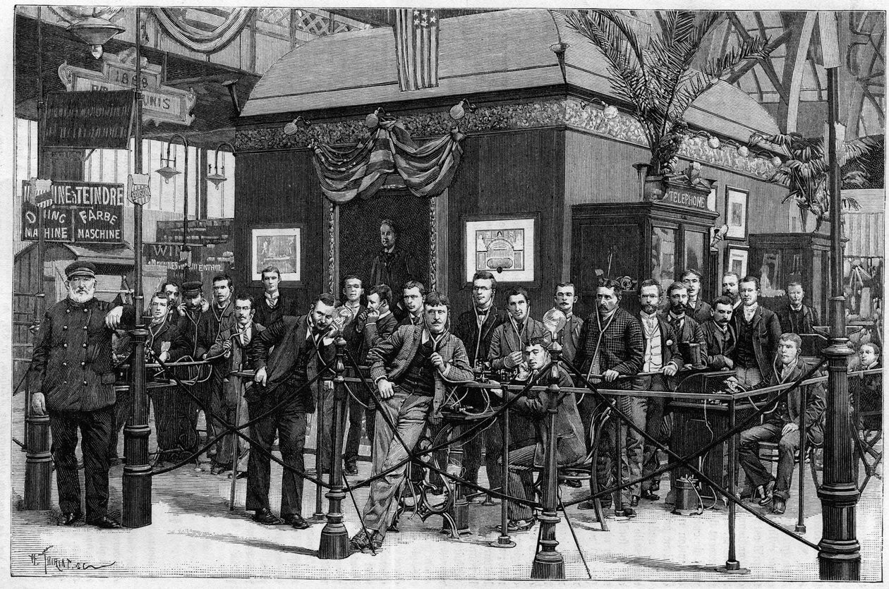 Audições de fonógrafos criados por Thomas Edison instalados na Galerie des Machines, na Exposição Universal de Paris de 1889. (A partir de uma fotografia). Gravura em "La Nature: Revue des sciences et de leurs applications aux arts et a l