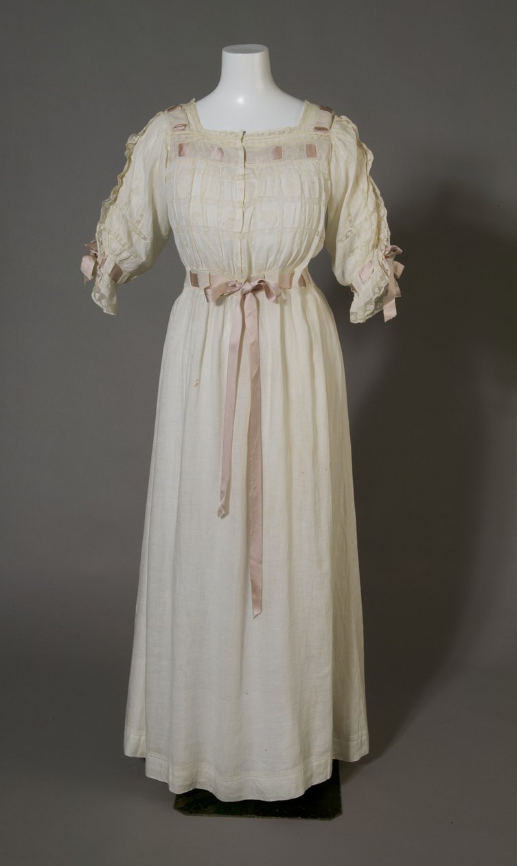 Camisa de dormir Bertha Palmer, c.1880 (vista frontal), algodão branco, renda, bordado e fita de seda. de Unknown artist
