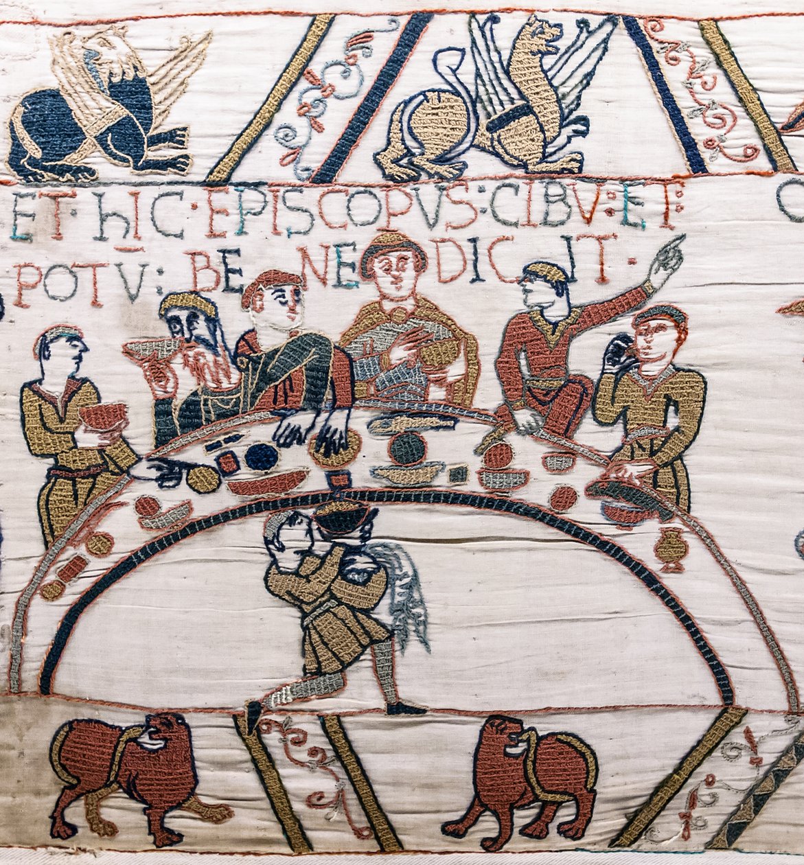 Bispo Odo abençoa a comida e o vinho, Bayeux Tapestry (bordado de lã em linho) de Unknown artist