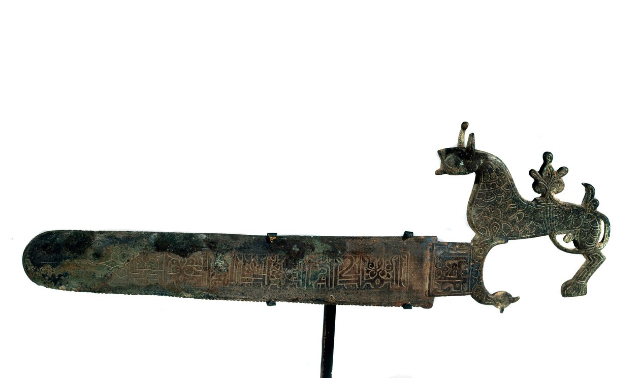 Serra de Bronze com a lâmina decorada de inscrições. Cabo em forma de animal de Unknown artist