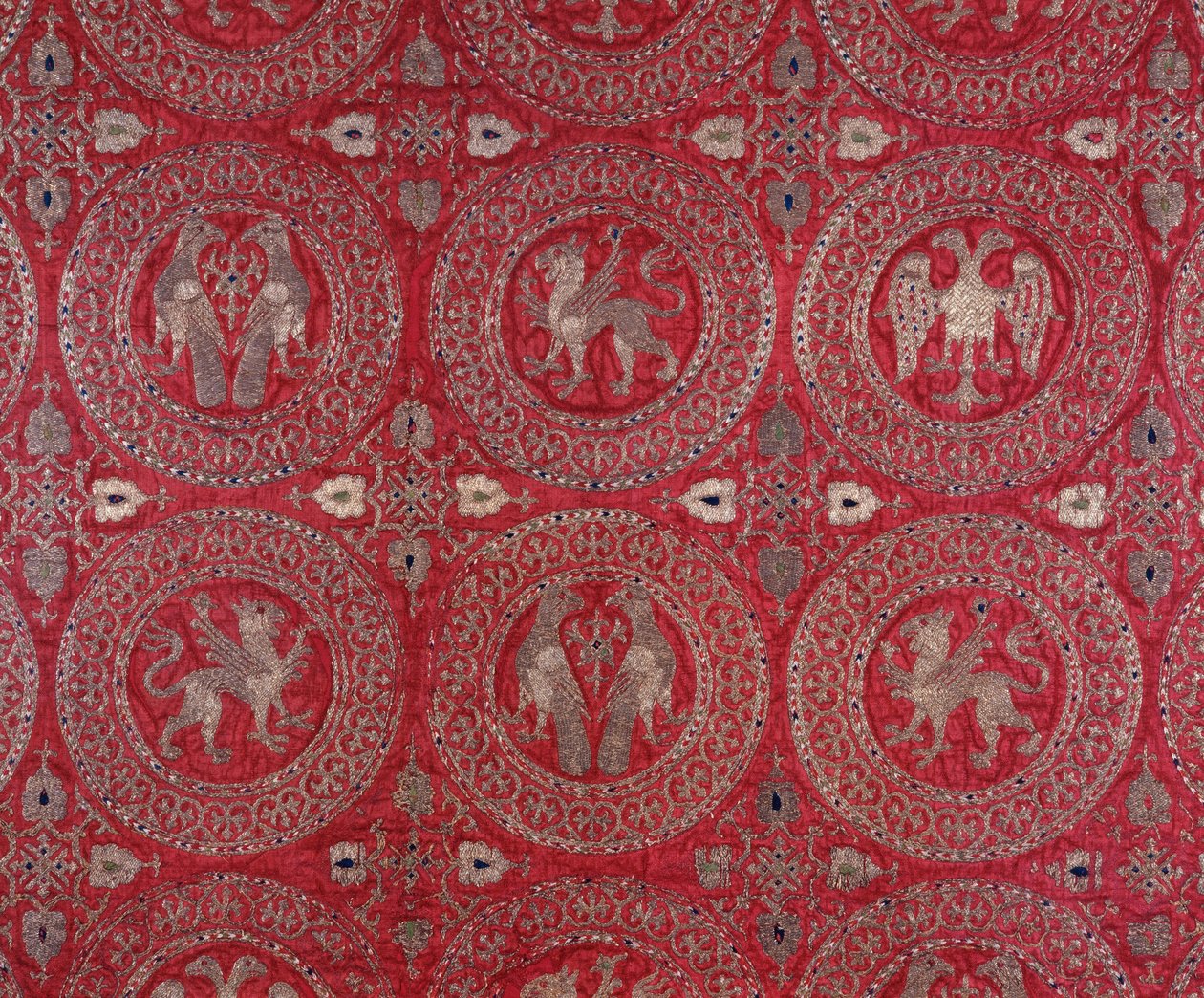 Detalhe do tecido do traje eclesiástico em seda roxa de Chipre representando animais fantásticos (hábito religioso de seda roxa de Chipre com animais fantásticos) Museo della Cattedrale Anagni do século XIII, Itália de Unknown artist